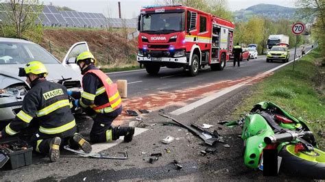 tragická nehoda dnes varnsdorf|Ve Varnsdorfu se střetlo auto s motorkářem. Pro zraněného letěl ...